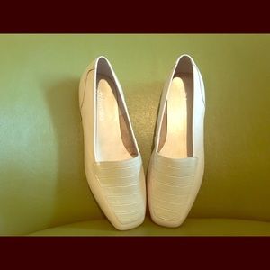 NEW ST. John’s Bay Pearl Eggshell White Loafers